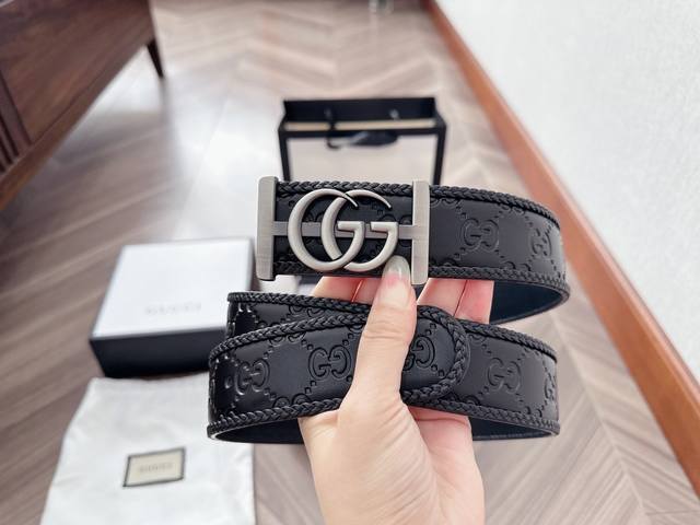 Gucci 古奇新款互扣式g带扣深受品牌辉煌的70年代经典设计所影响,得以重新诠释。安放于织纹纯皮腰带之上。正品一致的吊牌全套包装 配纸袋 礼品盒 亲们下单一定 Gucci 古奇新款互扣式g带扣深受品牌辉煌的70年代经典设计所影响,得以重新诠释。安放于织纹纯皮腰带之上。正品一致的吊牌全套包装 配纸袋 礼品盒 亲们下单一定