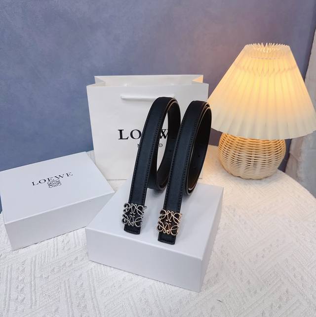 原版品质打孔 品牌:罗意威家 女款 颜色:黑 扣头:金 银 扣头:原版精品纯铜五金扣头 带身:原版牛皮 尺寸:宽约:2.5Cm 长约:95Cm-110Cm 类别 原版品质打孔 品牌:罗意威家 女款 颜色:黑 扣头:金 银 扣头:原版精品纯铜五金扣头 带身:原版牛皮 尺寸:宽约:2.5Cm 长约:95Cm-110Cm 类别