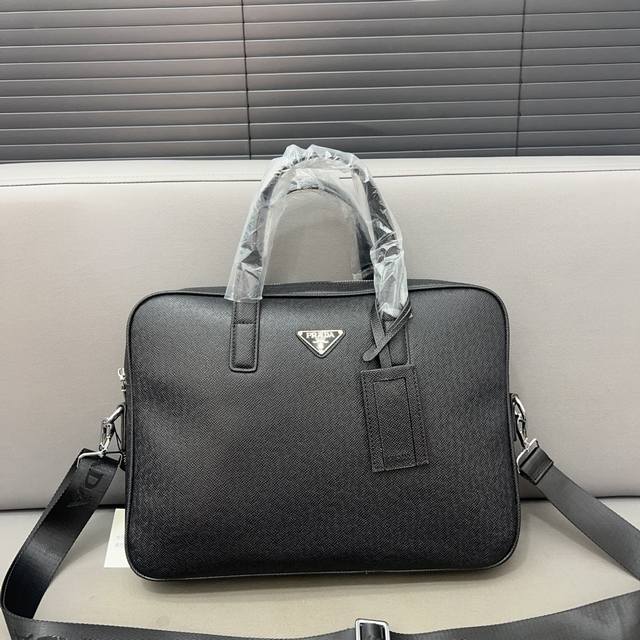 Prada 普拉达 男士公文包斜挎包手提包电脑包 采用精湛镶嵌细工，经典百搭 实物拍摄 原厂原版面料 高端品质 配送防尘袋 28 X 38 Cm。
