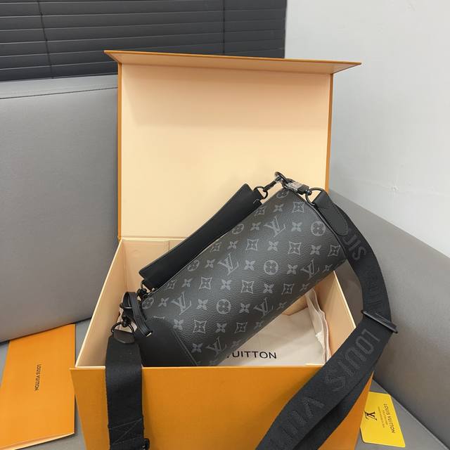 Louisvuitton 路易威登 Soft Polochon老花 圆筒包 男女通用单肩斜挎包 采用精湛镶嵌细工 经典百搭 实物拍摄 配送防尘袋 礼盒 26 X