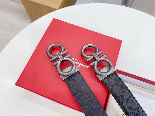 菲拉格慕 通用大爆款 宽度:3.5厘米 专柜臻至精品 双色正品美到不敢直视 纹路清晰 手感细腻 软硬耐用 简约而不简单 双面可用 众多大咖明星追捧的一款 上身效 菲拉格慕 通用大爆款 宽度:3.5厘米 专柜臻至精品 双色正品美到不敢直视 纹路清晰 手感细腻 软硬耐用 简约而不简单 双面可用 众多大咖明星追捧的一款 上身效