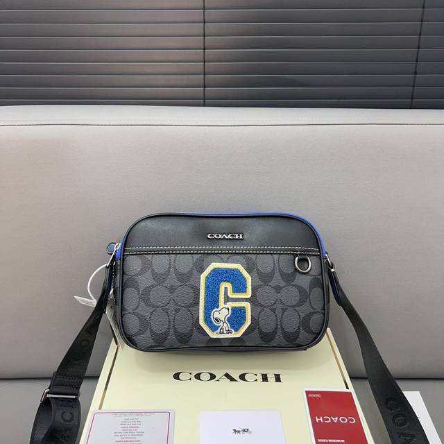 Coach 蔻驰 X 联名 Peanuts West Snoopy史努比 Graham相机包 男女通用单肩包 经典logo搭配原厂工艺材质 休闲百搭 采用精湛镶