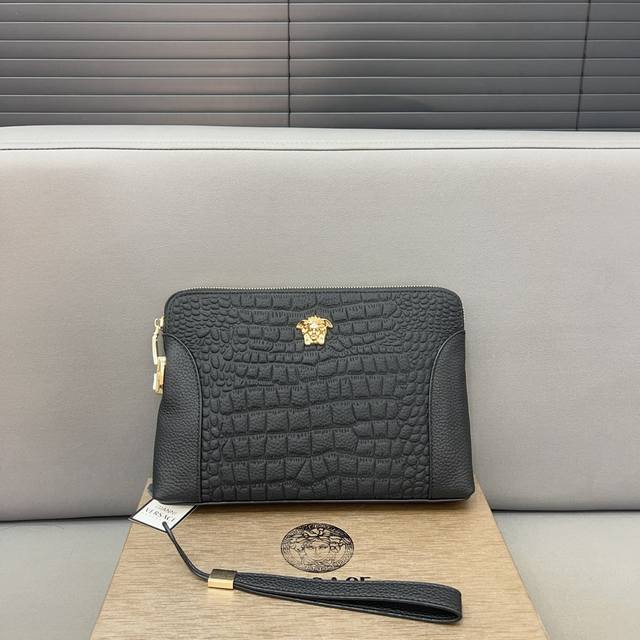 Versace 范思哲 密码锁牛皮手拿包 卡包钱包多功能男包 采用精湛镶嵌细工,实物拍摄 原厂原版面料 配送礼盒 29 X 20 Cm。 Versace 范思哲 密码锁牛皮手拿包 卡包钱包多功能男包 采用精湛镶嵌细工,实物拍摄 原厂原版面料 配送礼盒 29 X 20 Cm。