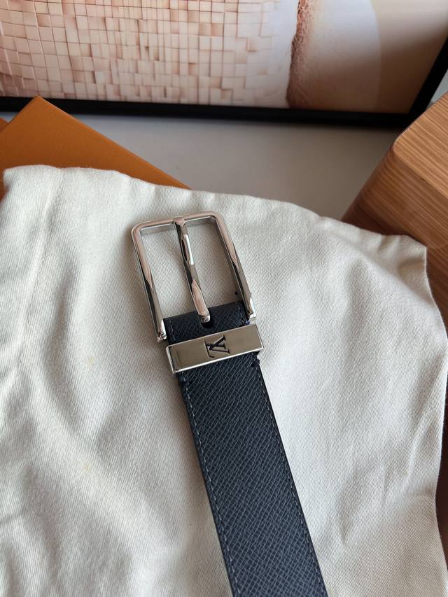 原厂皮 Louis Vuitton Pont Neuf 35Mm黑色十字纹牛皮腰带，闪亮金色润饰的金属带扣，搭扣边缘雕刻路易威登标志