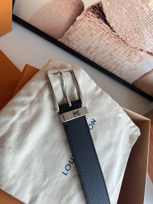 原厂皮 Louis Vuitton Pont Neuf 35Mm小牛皮黑色荔枝皮腰带，闪亮金色润饰的金属带扣，搭扣边缘雕刻路易威登标志