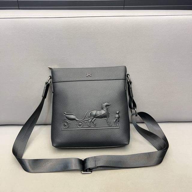 Hermès 爱马仕 原单头层牛皮单肩包 男包 斜挎包 采用精湛镶嵌细工，经典百搭 实物拍摄 原厂原版面料 高端品质 配送防尘袋 23 X 24Cm。