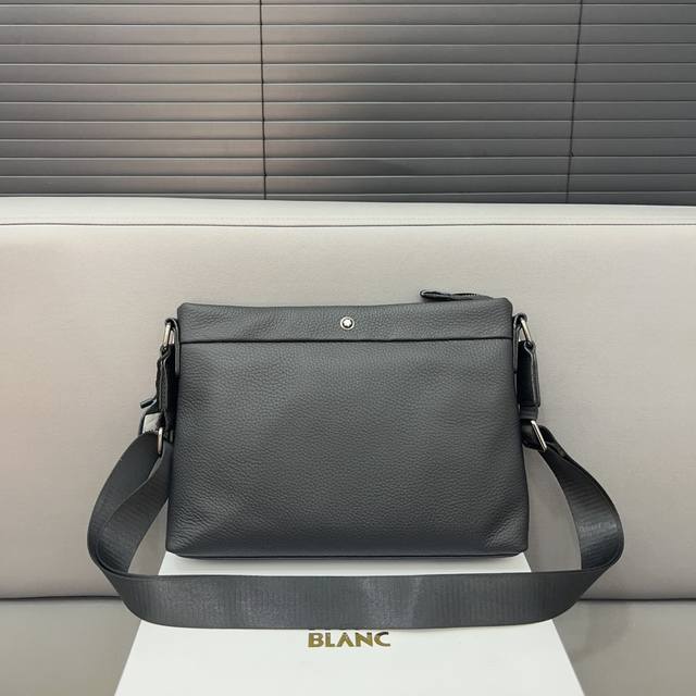 Montblanc 万宝龙 牛皮 单肩斜挎包经典logo搭配原厂工艺材质 休闲百搭 采用精湛镶嵌细工,实物拍摄 原厂原版面料 配送防尘袋 22 X 29 Cm。 Montblanc 万宝龙 牛皮 单肩斜挎包经典logo搭配原厂工艺材质 休闲百搭 采用精湛镶嵌细工,实物拍摄 原厂原版面料 配送防尘袋 22 X 29 Cm。