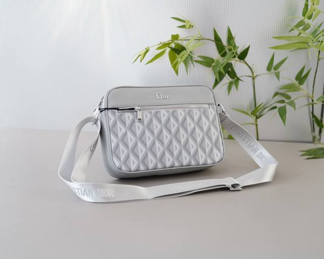 迪奥 官网同步 高版本 斜挎单肩背包 永恒不过时的标志性产品 纯原单牛皮 顶级五金制作 非市面普通版本 今年dior最爱的款式 全部实拍 实用性非常高 完全不用 迪奥 官网同步 高版本 斜挎单肩背包 永恒不过时的标志性产品 纯原单牛皮 顶级五金制作 非市面普通版本 今年dior最爱的款式 全部实拍 实用性非常高 完全不用