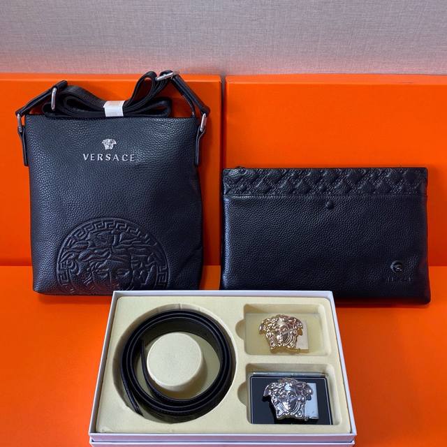 范思哲versace 头层皮质组合礼盒包装腰带俩款包包超级组合 公文包包是很实用的选择。手提包日常是非常适合的。 双扣皮带:头层皮质带身搭配3.5Cm广州原版扣 范思哲versace 头层皮质组合礼盒包装腰带俩款包包超级组合 公文包包是很实用的选择。手提包日常是非常适合的。 双扣皮带:头层皮质带身搭配3.5Cm广州原版扣