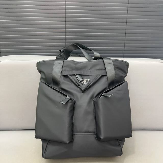 Prada 普拉达 尼龙布托特包 手提包 采用精湛镶嵌细工,经典百搭 实物拍摄 原厂原版面料 配送防尘袋 31 X 42 Cm。 Prada 普拉达 尼龙布托特包 手提包 采用精湛镶嵌细工,经典百搭 实物拍摄 原厂原版面料 配送防尘袋 31 X 42 Cm。