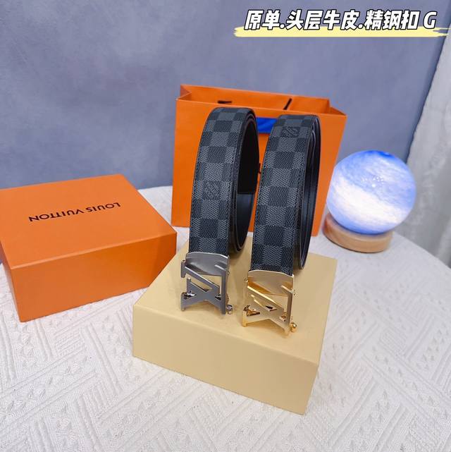 路易l驴家 滑道 寬度3.5Cm 面為原廠头层牛皮 風格效果 底為柔軟的黑色头层牛皮 經典字母精钢扣头效果 手感極佳 从买原版到开发历经数月打造而出 选料 做工 路易l驴家 滑道 寬度3.5Cm 面為原廠头层牛皮 風格效果 底為柔軟的黑色头层牛皮 經典字母精钢扣头效果 手感極佳 从买原版到开发历经数月打造而出 选料 做工