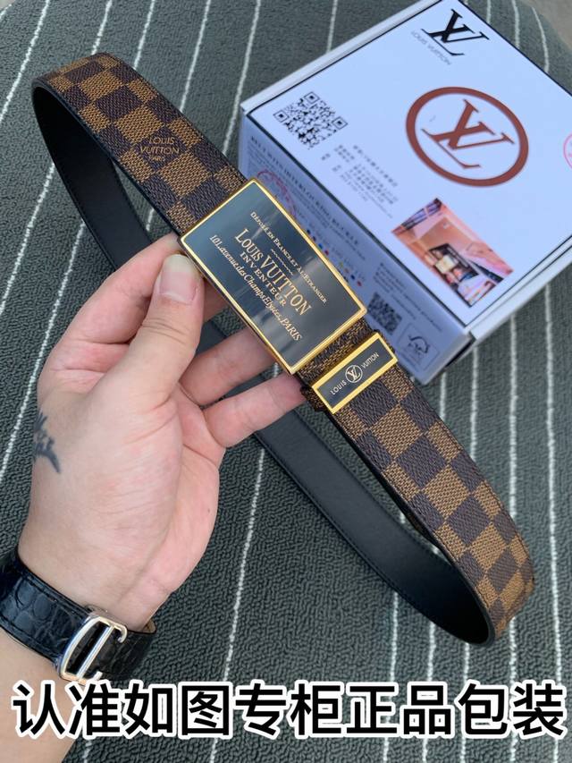 皮带:Lv..路易..威登自动扣 腰带:百分百头层牛皮,保证真皮。24K纯钢扣自动带身专柜同等质量, 送人自用首选 包装: 请认准如图专柜包装,赠送打孔器,银联 皮带:Lv..路易..威登自动扣 腰带:百分百头层牛皮,保证真皮。24K纯钢扣自动带身专柜同等质量, 送人自用首选 包装: 请认准如图专柜包装,赠送打孔器,银联