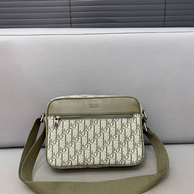 Dior 迪奥 牛仔布相机包 手提单肩斜挎背包 男女通用 明星单品 采用精湛镶嵌细工,经典百搭 实物拍摄 原厂原版面料 配送防尘袋 19 X 27Cm。 Dior 迪奥 牛仔布相机包 手提单肩斜挎背包 男女通用 明星单品 采用精湛镶嵌细工,经典百搭 实物拍摄 原厂原版面料 配送防尘袋 19 X 27Cm。