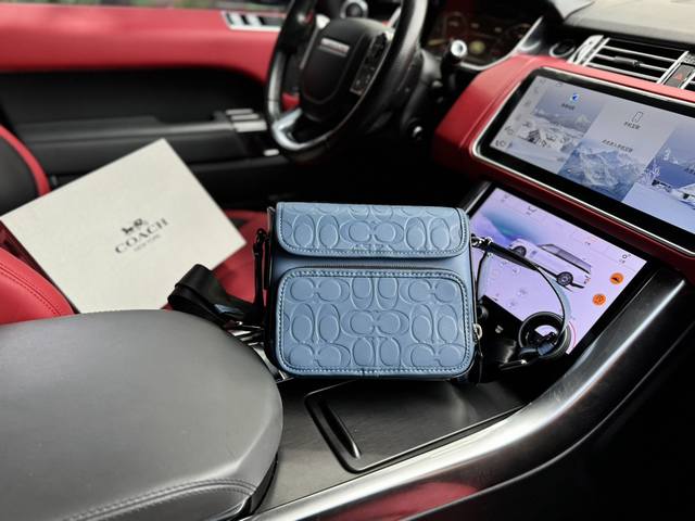 高端货 新款 “Coach蔻驰”邮差包 Sullivan 20 经典老花标志性金属logo压 印吊饰翻盖开合 拼牛皮革 邮差包单肩斜挎包 中号男款规格20 17 高端货 新款 “Coach蔻驰”邮差包 Sullivan 20 经典老花标志性金属logo压 印吊饰翻盖开合 拼牛皮革 邮差包单肩斜挎包 中号男款规格20 17