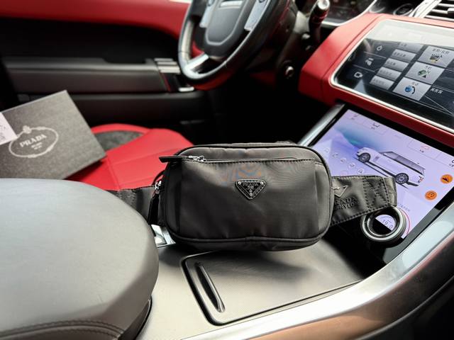 高端货 “Prada”普拉达腰包进口原厂防水布艺面料高清五金logo标志、专用里内里。顺滑拉链、油边平滑、做工精致每个细节到位！男女同款 情侣款2Vl977。规