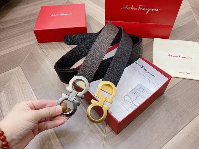 菲拉格慕 原单双面进口小牛皮带身.黑与咖啡双色一体,正反两面可用,尾部设计小巧 搭配原单精品钢扣。原产皮料定制,专柜宽度3.5Cm. 温馨提示:长度100-12 菲拉格慕 原单双面进口小牛皮带身.黑与咖啡双色一体,正反两面可用,尾部设计小巧 搭配原单精品钢扣。原产皮料定制,专柜宽度3.5Cm. 温馨提示:长度100-12