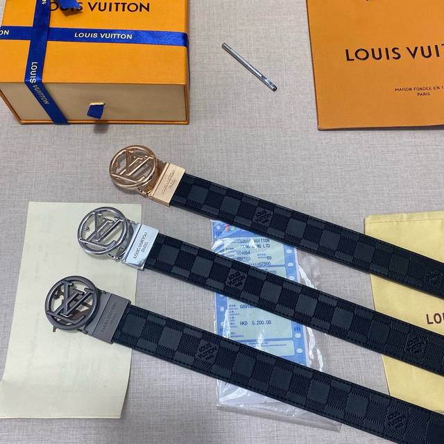 品牌：Lv路易威登 等级：男士皮带.定制头层牛皮.双面可用。油边精致、官网同步新款 配专柜全套包装 送打眼针 长度裁剪 扣头：仿铜扣 长度：100 125Cm