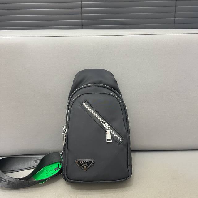Prada 普拉达 尼龙布胸包 斜挎单肩包 采用精湛镶嵌细工，实物拍摄 原厂原版面料 配送防尘袋 28 X 16Cm。