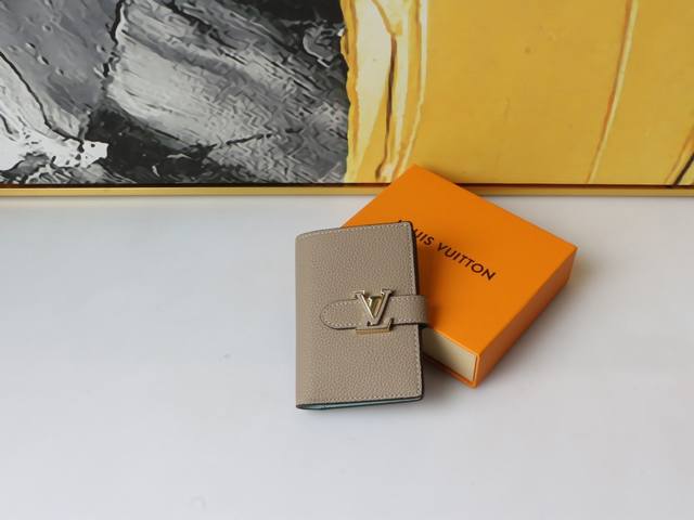 颜色 黑 粉 卡其尺寸 12X9Lv Vertical Cp 钱包采用精美粒面 Taurillon 皮革制成,配有撞色衬里。滑动式 Lv 首字母搭扣让人想起标志 颜色 黑 粉 卡其尺寸 12X9Lv Vertical Cp 钱包采用精美粒面 Taurillon 皮革制成,配有撞色衬里。滑动式 Lv 首字母搭扣让人想起标志