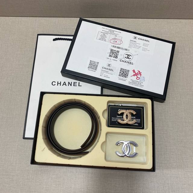 香奈儿chanel 精品款 ☆双扣礼盒套装 含礼盒 专柜有售 香奈儿chanel专柜在售正品 此款采用头层牛皮制作 油边细致、☆正品开模 搭配原版仿铜扣五金 2