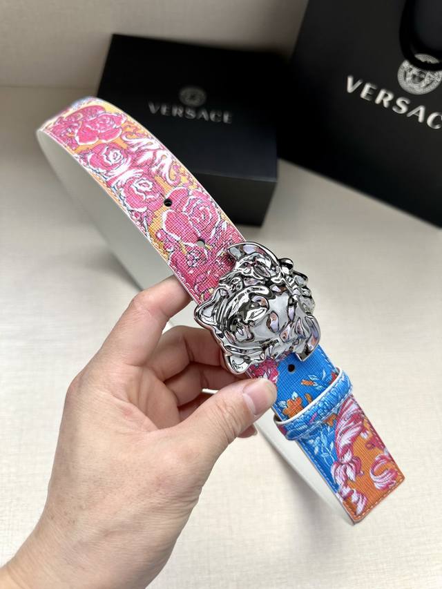 宽度4.0Cm Versace此款个性皮带由牛皮制成，饰有royal Rebellion印花，配有标志性medusa五金配件搭扣