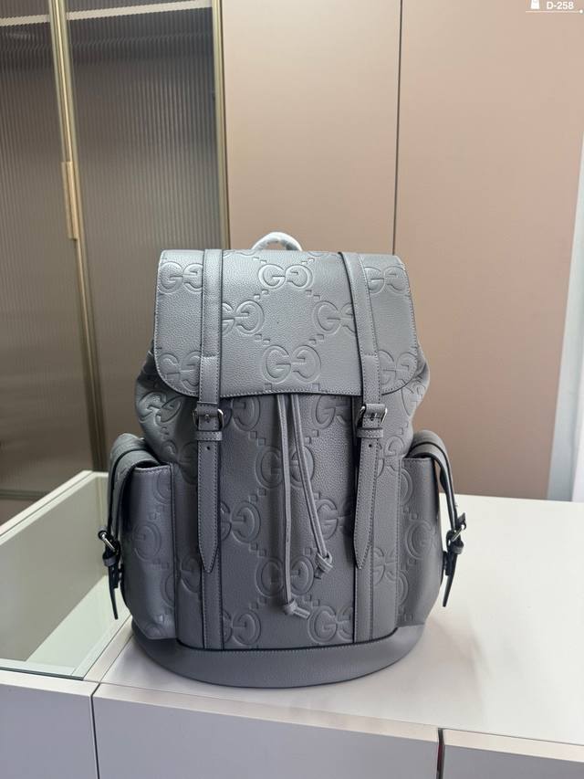 Gucci 古奇 双肩背包号：625770#顶级原单货专柜最新双肩背包流行款，高端大气，时尚有品味，最新顶级专柜专用头层牛皮，手感好厚度足，专柜标准布，超级实用