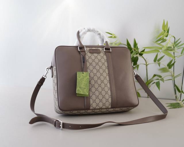 古驰 官网同步 高版本 手提斜挎背包 永恒不过时的标志性产品 纯原单小牛皮 顶级五金制作 非市面普通版本 今年gucci最爱的款式 全部实拍 实用性非常高 完全