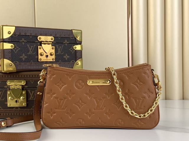 出厂价 Liv Pochette 链条 手袋 M83008 12711 棕色 压花 Monogram 帆布中的 Liv Pochette Double 设计为紧