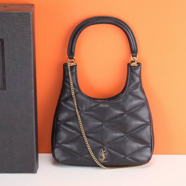 独家背景 新款sade Hobo来啦！黑色小羊皮材质手感超级软糯菱形绗缝羊皮革hobo手提袋lecassandre。这款时尚百搭手袋配有折叠顶部手柄和可拆卸肩带