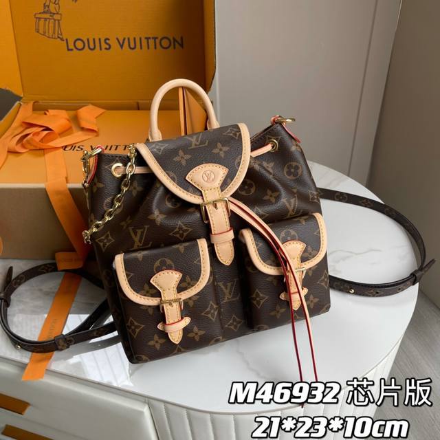 芯片版 内部价 原单加强版 独家实拍背景图 M46932 芯片版 这款玲珑且实用的 Excursion 小号背包采用 Monogram 帆布材质，配以皮革饰边，