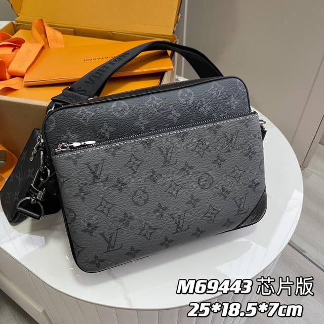 变码芯片版 内部价 款号： M69443 原单加强版 独家实拍背景图 Trio 邮差包由 Monogram Eclipse 帆布与 Monogram Eclip
