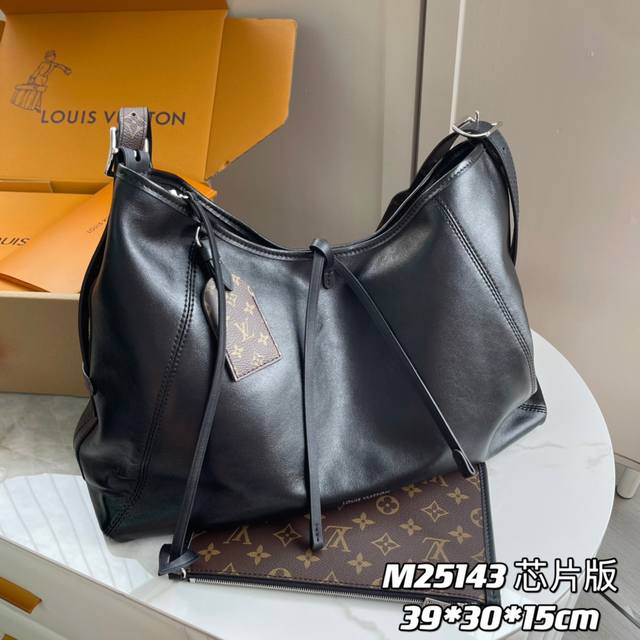 变码芯片版 内部价 款号： M25143 大号 原单加强版 独家实拍背景图 本款 Carryall Dark 中号手袋以柔软羊皮革塑造时尚慵懒廓形，为 2024