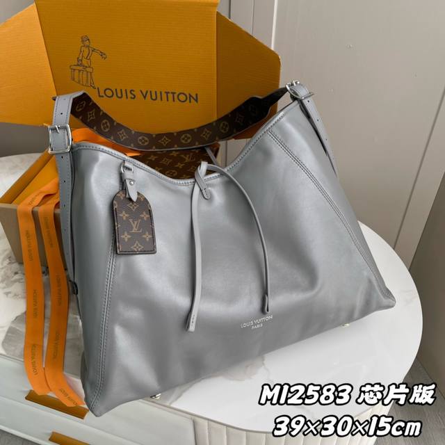 变码芯片版 内部价 款号： M12583 大号 原单加强版 独家实拍背景图 本款 Carryall Dark 中号手袋以柔软羊皮革塑造时尚慵懒廓形，为 2024