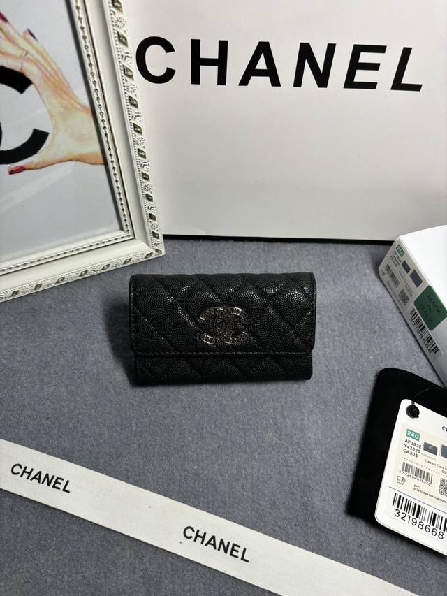 Chane新品镂空字母双c卡包,精巧镂空的大双c字母如饰品般点缀包身,超显精致美感,日常出门力荐小单品 型号:Ap3832 尺寸:11×7×2 Chane新品镂空字母双c卡包,精巧镂空的大双c字母如饰品般点缀包身,超显精致美感,日常出门力荐小单品 型号:Ap3832 尺寸:11×7×2