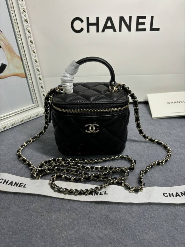 官网图仅供参考 秋冬新款chanel 化妆盒 材质:小羊皮与金色金属 颜色:黑 尺寸:8.5*11*7 Cm 造型编号:Ap1447、 官网图仅供参考 秋冬新款chanel 化妆盒 材质:小羊皮与金色金属 颜色:黑 尺寸:8.5*11*7 Cm 造型编号:Ap1447、