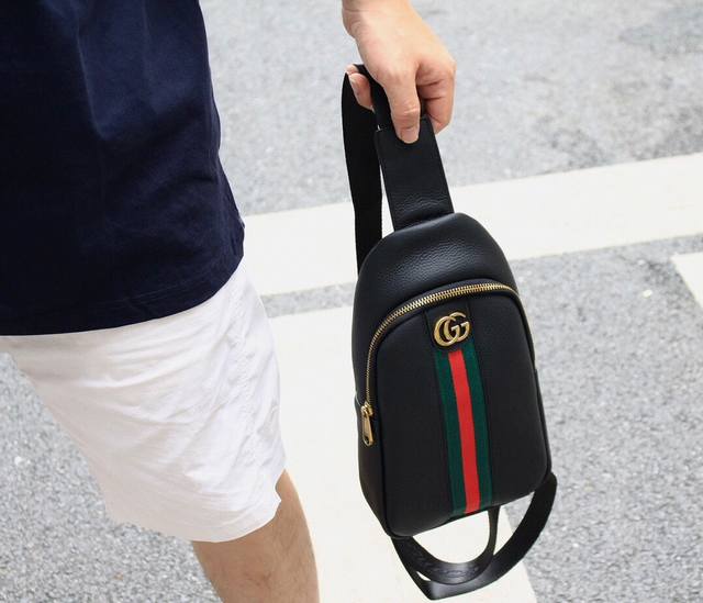 断货王 G家中古款 胸包 本款采用 原厂荔枝纹头层牛皮 ，针织布肩带及内衬为品牌经典注入可持续理念，涂层帆布内衬一牛皮革饰边一一主隔层一拉链袋一两大主层拉链袋一