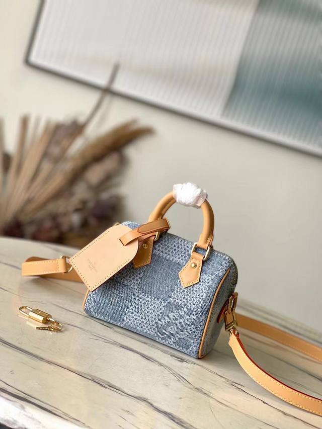 顶级原单 N40682 本款speedy 18 Bandouliere手袋浓缩品牌于1930年推出的经典speedy旅行袋设计,以damier Denim 3D 顶级原单 N40682 本款speedy 18 Bandouliere手袋浓缩品牌于1930年推出的经典speedy旅行袋设计,以damier Denim 3D