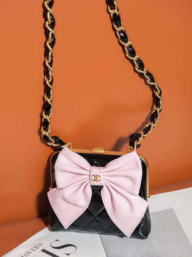 蝴蝶结 尺寸：12X13X4 Cm 24A梦幻般的蝴蝶结蛙口包 太可爱 蛙口夹子包 以放纸巾口红粉饼油蜡羊皮貭感很棒相対来説耐磨很多 以做晚宴包 搭配礼服 超美