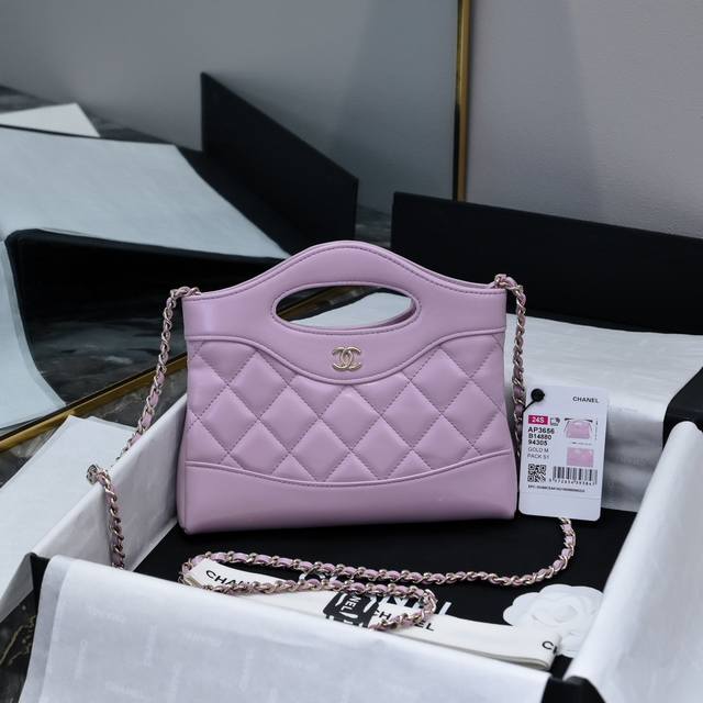 24S推出的31Bag Nano！超级火爆实物也非常可爱！属于经典永不过时款可爱的同时也很实用，可以放下两枚大手机[害羞]上身搭配也无敌好看！超级推荐 款号as