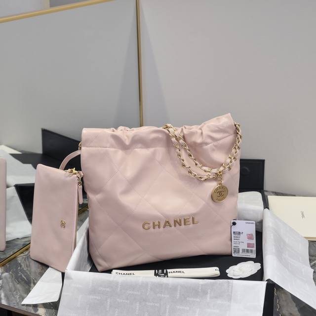 高端版本！进口油蜡牛皮小号图 S春夏火爆22 Bag购物袋 本季最火最值得入手的系列，它的名字叫22 Bag，小香凡是以数字命名的都必火爆也一定会成为经典超级时