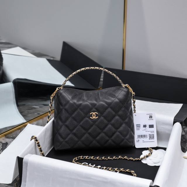 带全套包装24A荔枝纹金属手柄hobo 这只手柄小饭盒包绝对是隐藏爆款 黑色荔枝纹牛皮,复古做旧金五金, 惊喜可拆卸链条 又轻又可爱又能装,可放下好几部手机 性 带全套包装24A荔枝纹金属手柄hobo 这只手柄小饭盒包绝对是隐藏爆款 黑色荔枝纹牛皮,复古做旧金五金, 惊喜可拆卸链条 又轻又可爱又能装,可放下好几部手机 性