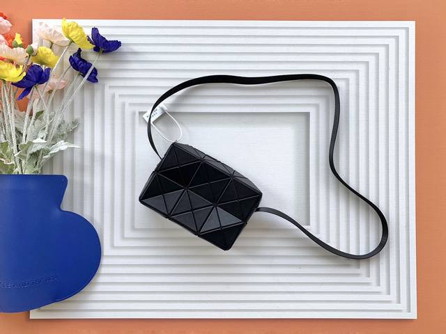 Issey Miyake Bao Bao 三宅一生热销款丘比特盒子小包,简约大气的设计风格,将那份高级感拿捏的恰到好处,小包有厚度很能装,日常用品,包括放苹果p Issey Miyake Bao Bao 三宅一生热销款丘比特盒子小包,简约大气的设计风格,将那份高级感拿捏的恰到好处,小包有厚度很能装,日常用品,包括放苹果p