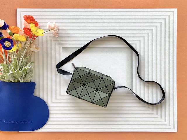 Issey Miyake Bao Bao 三宅一生热销款丘比特盒子小包，简约大气的设计风格，将那份高级感拿捏的恰到好处，小包有厚度很能装，日常用品，包括放苹果p