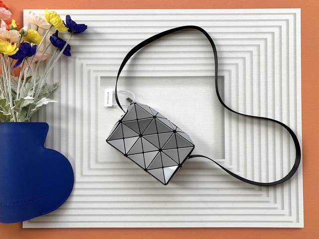 Issey Miyake Bao Bao 三宅一生热销款丘比特盒子小包，简约大气的设计风格，将那份高级感拿捏的恰到好处，小包有厚度很能装，日常用品，包括放苹果p