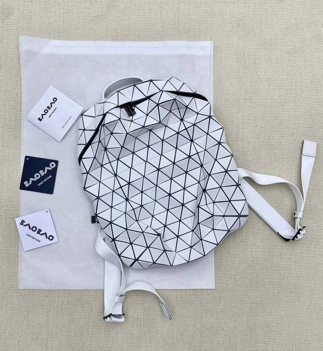 Issey Miyake 三宅家新款双肩来啦！又一款酷帅百搭的双肩包，妥妥的线条感设计是三宅家独有的魅力！装上东西后，线条感十足，空间大，自重轻，实用！上身超有