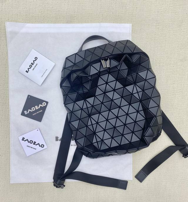 Issey Miyake 三宅家新款双肩来啦!又一款酷帅百搭的双肩包,妥妥的线条感设计是三宅家独有的魅力!装上东西后,线条感十足,空间大,自重轻,实用!上身超有 Issey Miyake 三宅家新款双肩来啦!又一款酷帅百搭的双肩包,妥妥的线条感设计是三宅家独有的魅力!装上东西后,线条感十足,空间大,自重轻,实用!上身超有