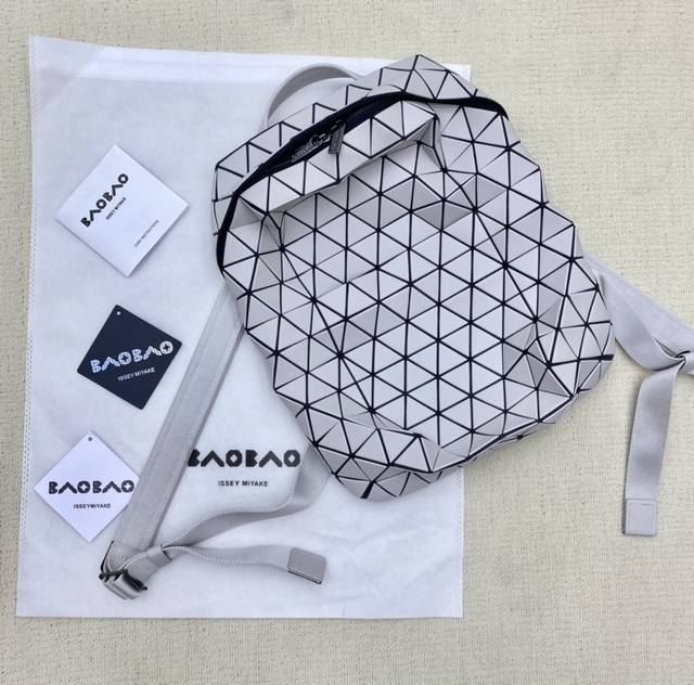 Issey Miyake 三宅家新款双肩来啦！又一款酷帅百搭的双肩包，妥妥的线条感设计是三宅家独有的魅力！装上东西后，线条感十足，空间大，自重轻，实用！上身超有