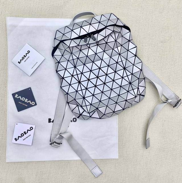 Issey Miyake 三宅家新款双肩来啦！又一款酷帅百搭的双肩包，妥妥的线条感设计是三宅家独有的魅力！装上东西后，线条感十足，空间大，自重轻，实用！上身超有