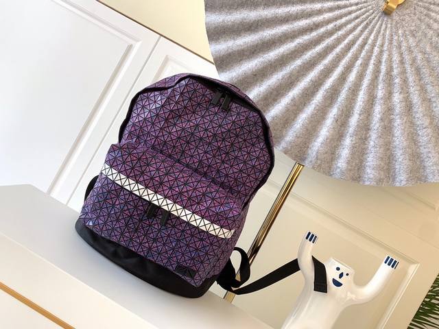 Issey Miyake Bao Bao 经典kuro系列休闲背包 拼色系列质感柔韧的小三角片，采用轻薄硅胶材质，摒弃了传统背包的厚重感，加上网状背带设计，舒适