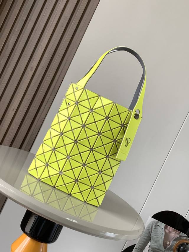 Issey Miyake Bao Bao 三宅家三月新品duo系列双子星，多巴胺与莫兰迪的碰撞，撞到了我的心坎里，春夏的新宠！采用将两个包袋合二为一的独特设计，